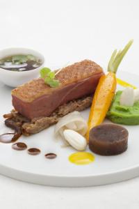 Filet de Canette Rti au Laurier, Effiloch de Cuisses Braises et sa Mousseline de Petits Pois