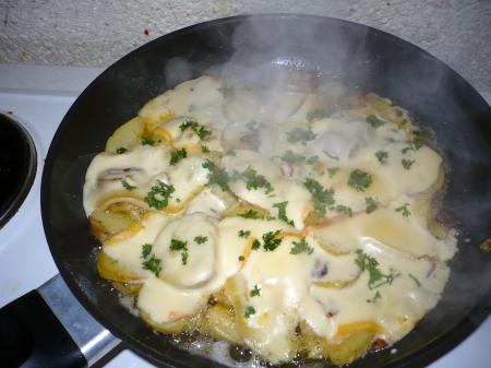 Pole de Pommes de Terre recouvertes de Fromage Raclette