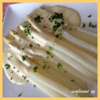 Asperges blanches  la sauce hollandaise