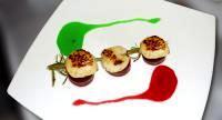 Brochettes de Saint-Jacques de Romarin sur Pilotis de Betteraves, Vinaigrette au Deux Jus