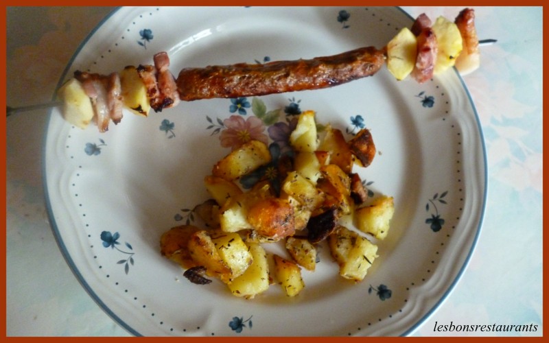 Brochettes de Saucisses aux Pommes et au Lard Fum