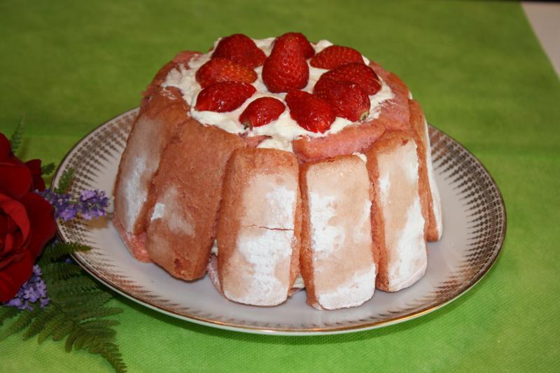 Charlotte aux Fraises et aux Biscuits Roses