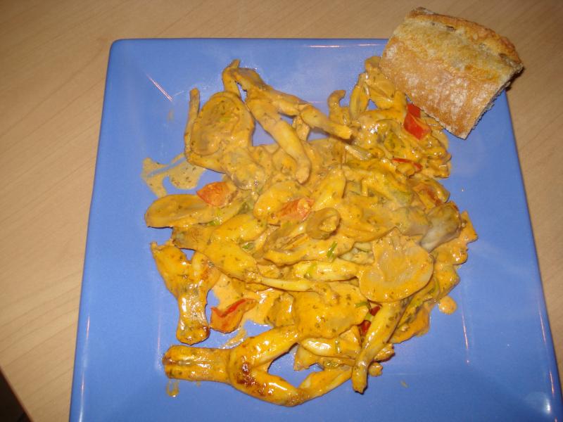 Cuisses de Grenouilles, Sauce Tomate aux Poivrons et Champignons