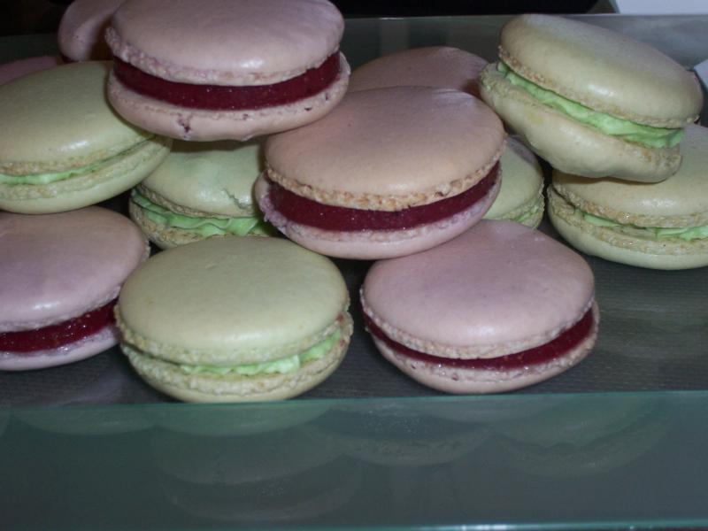 Macarons  la Pistache et aux Fruits Rouges