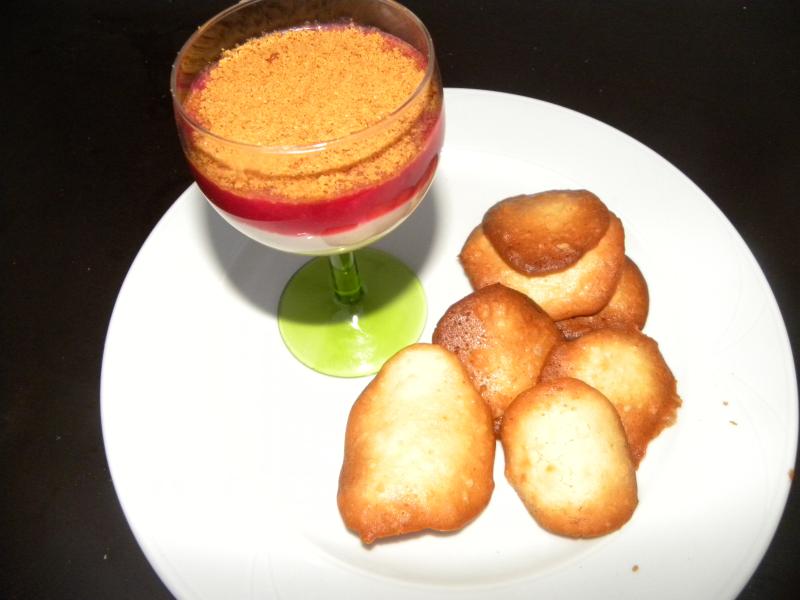 Mousse et Tuiles Coco, Coulis de Fraises et Poudre de Spculoos