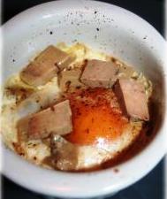 Oeuf Cocotte aux clats de Foie Gras et  la Poudre de Tonka