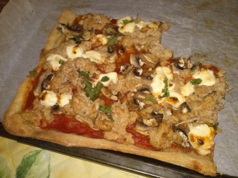 Pizza au thon, champignons et vache qui rit