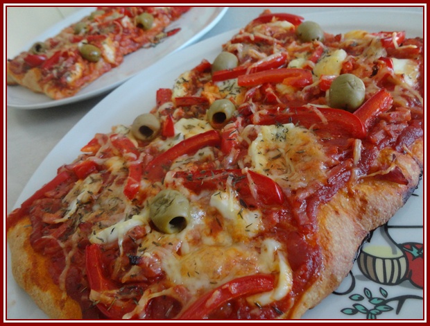 Pizza aux Poivrons Rouges et Olives Vertes