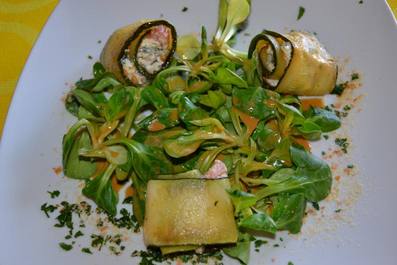 Salade de mche & ses rouleaux de courgettes au chvre