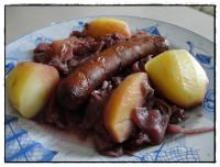 Saucisses et Chou Rouge au Vin Rouge et aux Pommes