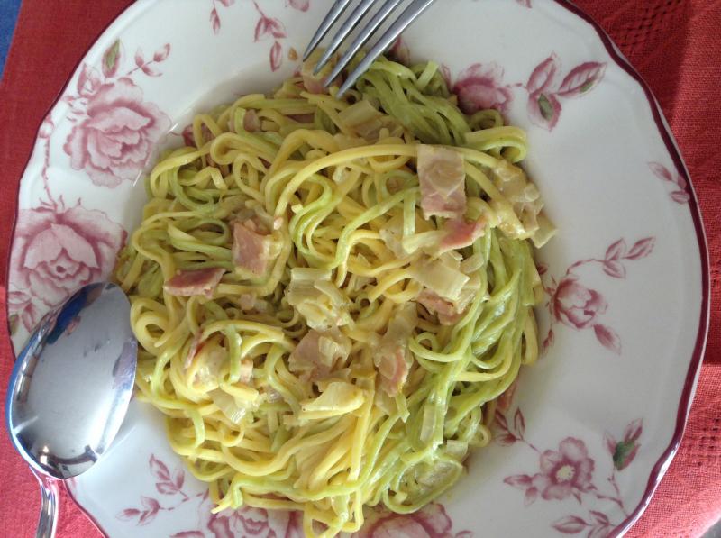 Tagliatelles aux chicons, jambon et curry