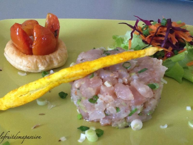 Tartare de thon, gressin au curcuma et tartelette aux tomates confites