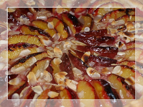 Tarte aux Prunes sur Compote de Poires et Amandes