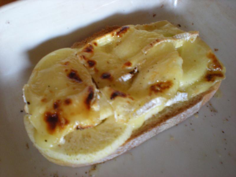 Tartines au camembert et pommes